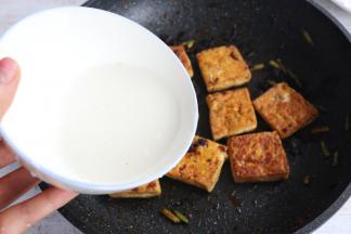 出锅前勾薄欠。