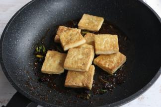 放入煎好的豆腐块翻炒。