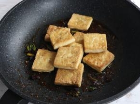 放入煎好的豆腐块翻炒。