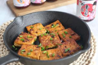 装盘后撒一些香葱碎。