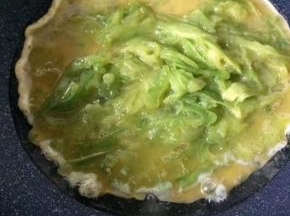 锅中热油，倒入苦瓜蛋液