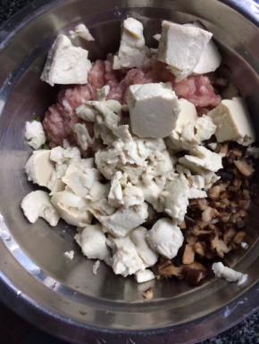 多余的豆腐和肉馅一起搅拌