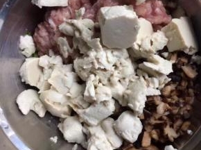 多余的豆腐和肉馅一起搅拌