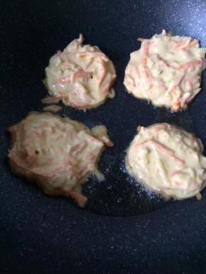 锅中热油，用勺子舀入一份小面糊