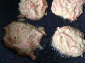 锅中热油，用勺子舀入一份小面糊