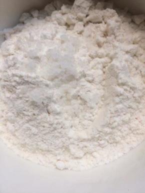 面粉内加入盐和水搅拌成糊状