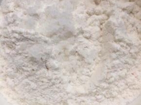 面粉内加入盐和水搅拌成糊状