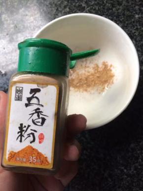蒸的过程中，准备五香粉，加入适量淀粉生抽搅拌均匀