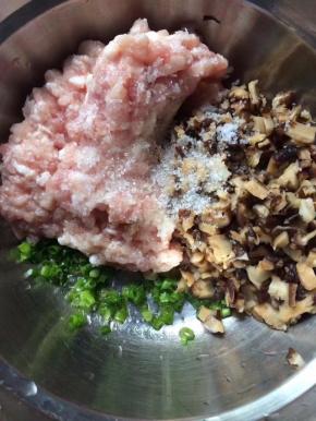 加入盐料酒拌匀腌制