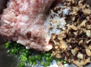 加入盐料酒拌匀腌制