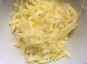 土豆洗净去皮切丝