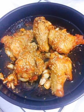 拿出来，翻面，用边上的余油刷刷刷，再放进去烤10分钟左右，出炉撒上芝麻即可