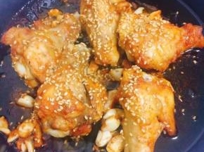 拿出来，翻面，用边上的余油刷刷刷，再放进去烤10分钟左右，出炉撒上芝麻即可