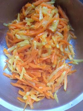 胡萝卜土豆入油锅翻炒片刻