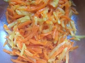 胡萝卜土豆入油锅翻炒片刻