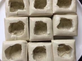 豆腐挖个小洞