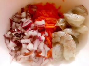 准备材料，虾不用切碎。圆葱留几个圈做装饰。