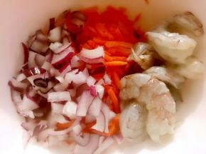 准备材料，虾不用切碎。圆葱留几个圈做装饰。