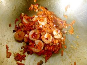 锅放油把材料炒熟