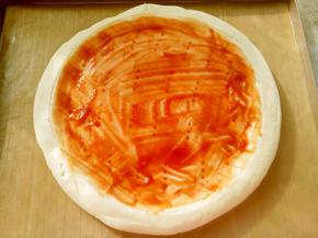 饼底抹一层番茄酱