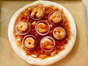 把之前炒好的材料铺上