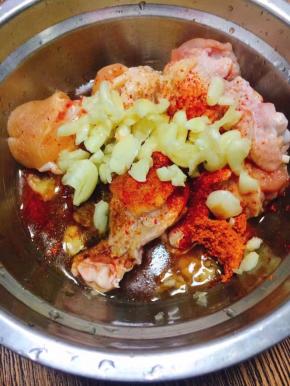 加入各种粉，加入拍碎的蒜末，搅拌均匀静置30分钟以上