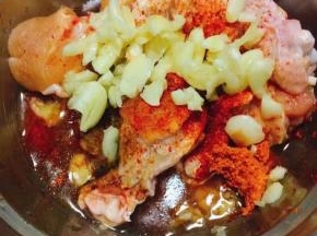 加入各种粉，加入拍碎的蒜末，搅拌均匀静置30分钟以上