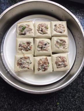 然后填入豆腐内，冷水上锅大火煮20分钟左右，再焖10分