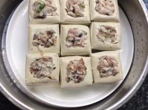 然后填入豆腐内，冷水上锅大火煮20分钟左右，再焖10分