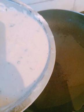 锅中热油倒入面糊