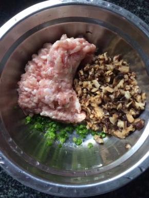 除了豆腐其他都剁碎放一起，葱花放入三分之二