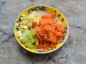 将胡萝卜去皮用擦丝器擦成蓉，姜也同样处理，香葱切颗粒