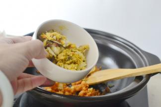 将蟹肉加入一起小火炒香