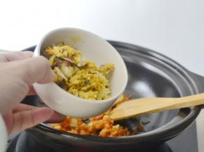 将蟹肉加入一起小火炒香