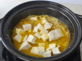 加入适量清水然后将嫩豆腐用小刀在手上割小块放入