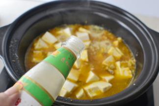 加入盐、胡椒粉和生抽烧开，小火焖几分钟