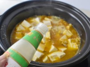 加入盐、胡椒粉和生抽烧开，小火焖几分钟