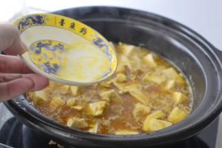 最后用少许的水淀粉够薄芡，撒香葱出锅即可