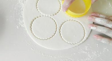 面团排气后，擀成片状，然后，压出圆形面片。