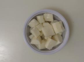 山药洗净去皮，切成块备用。