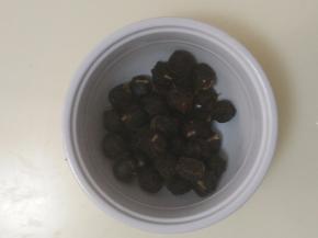 桂圆剥去外壳备用。