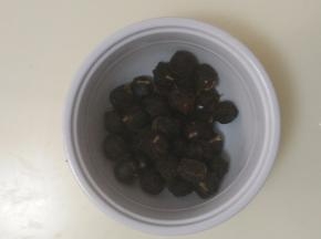 桂圆剥去外壳备用。