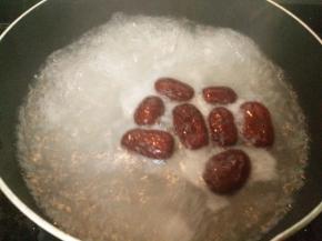 再下入红枣继续煮。