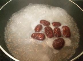 再下入红枣继续煮。