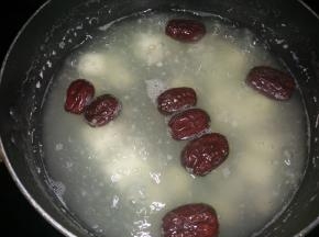 待到山药熟透，红枣松软的时候，加入桂圆继续煮。