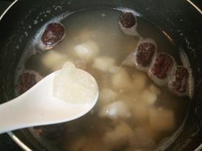 等到桂圆的香甜味道渗入到汤中即可关火，加入适量冰糖调味。