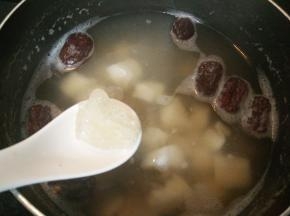 等到桂圆的香甜味道渗入到汤中即可关火，加入适量冰糖调味。
