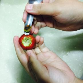 挖成这个样子 注意下手 不要把果肉都挖没了