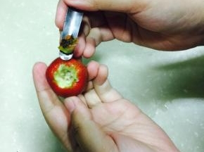 挖成这个样子 注意下手 不要把果肉都挖没了