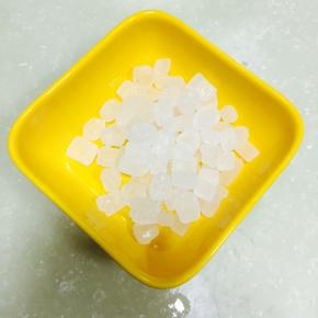 准备好冰糖 锅里放水 放入冰糖煮开 ※放的水就少一些 想喝汤汁的话可以多放一点 但是也不要特别多 不要没过山楂